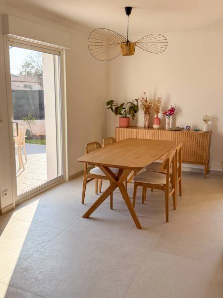 Salle à manger avec carrelage 100 x 100 effet pierre beige à Six-Fours-les-plages près de Ollioules