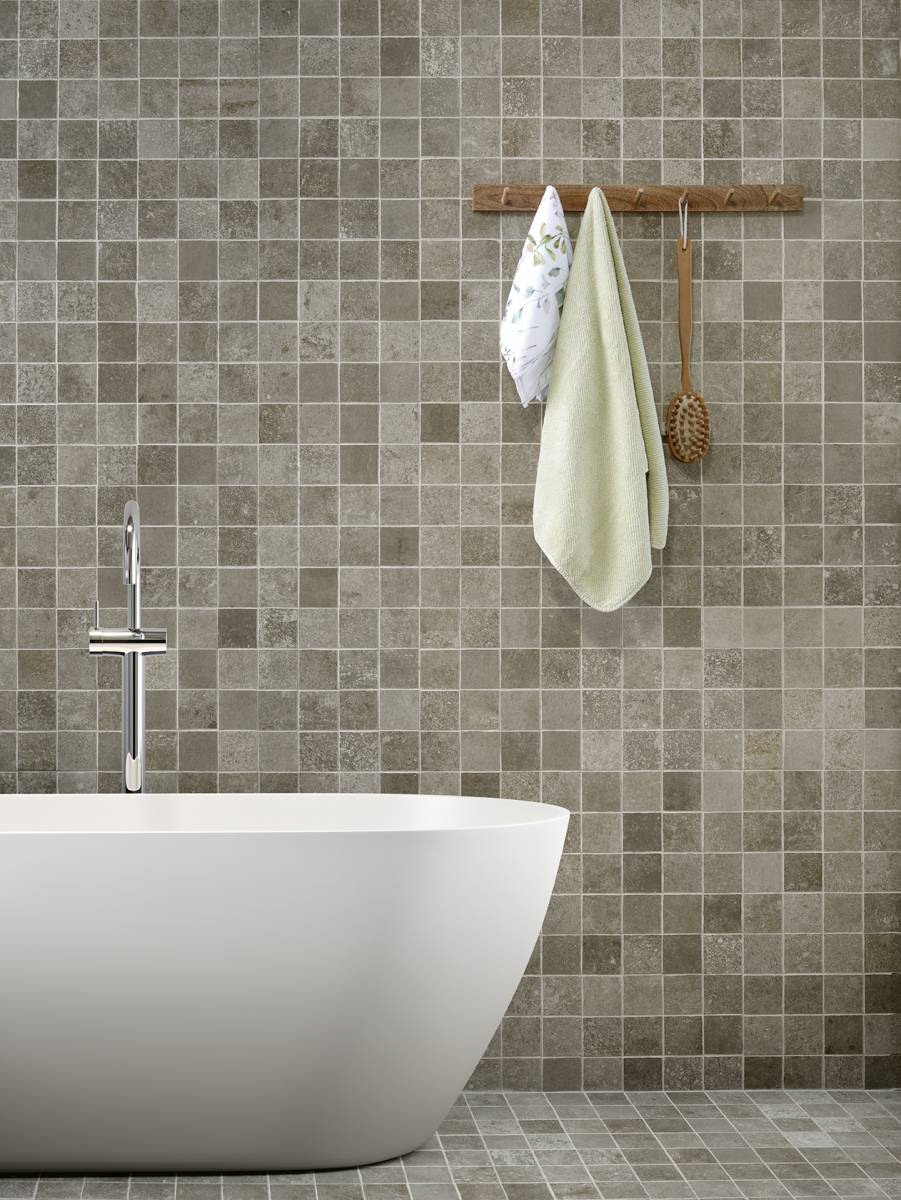 Salle de bain naturelle et contemporaine avec un carrelage imitation pierre chic et moderne