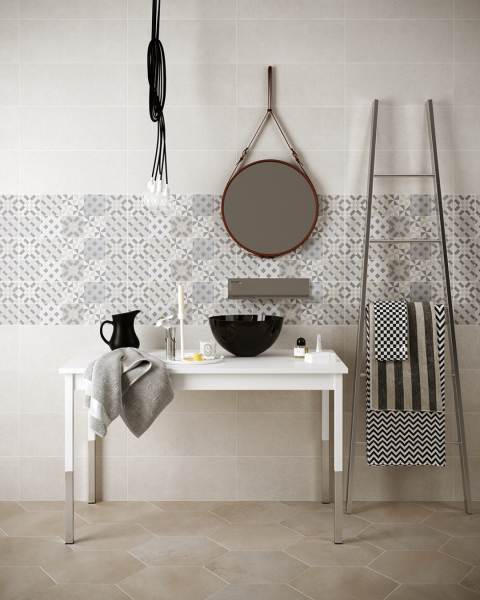 Salle de bain moderne avec crédence murale graphique à La Garde 83