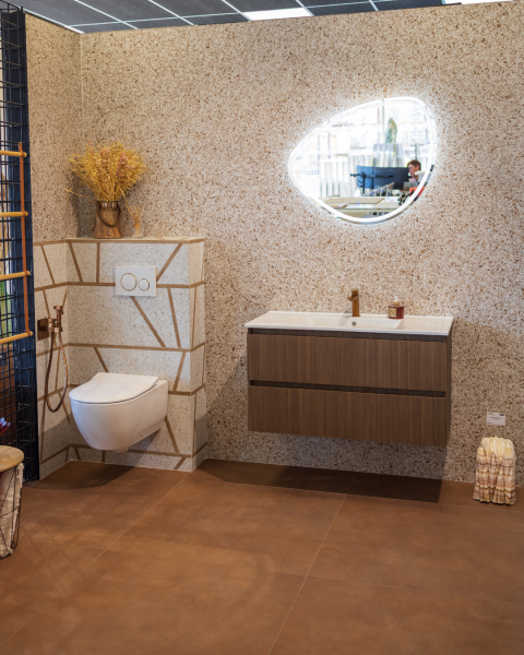 Idée de salle de bain avec carrelage grand format couleur terra cotta et terrazzo à La Garde près de Hyères