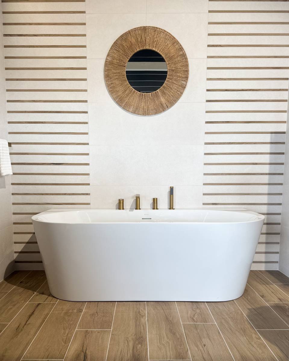 baignoire semi-îlot sur carrelage effet bois et carrelage mural effet pierre