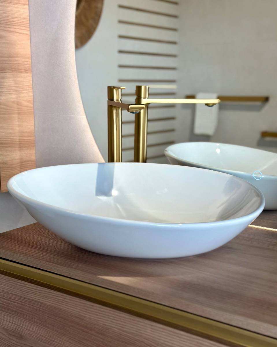 robinetterie dorée et meuble de salle de bain effet bois