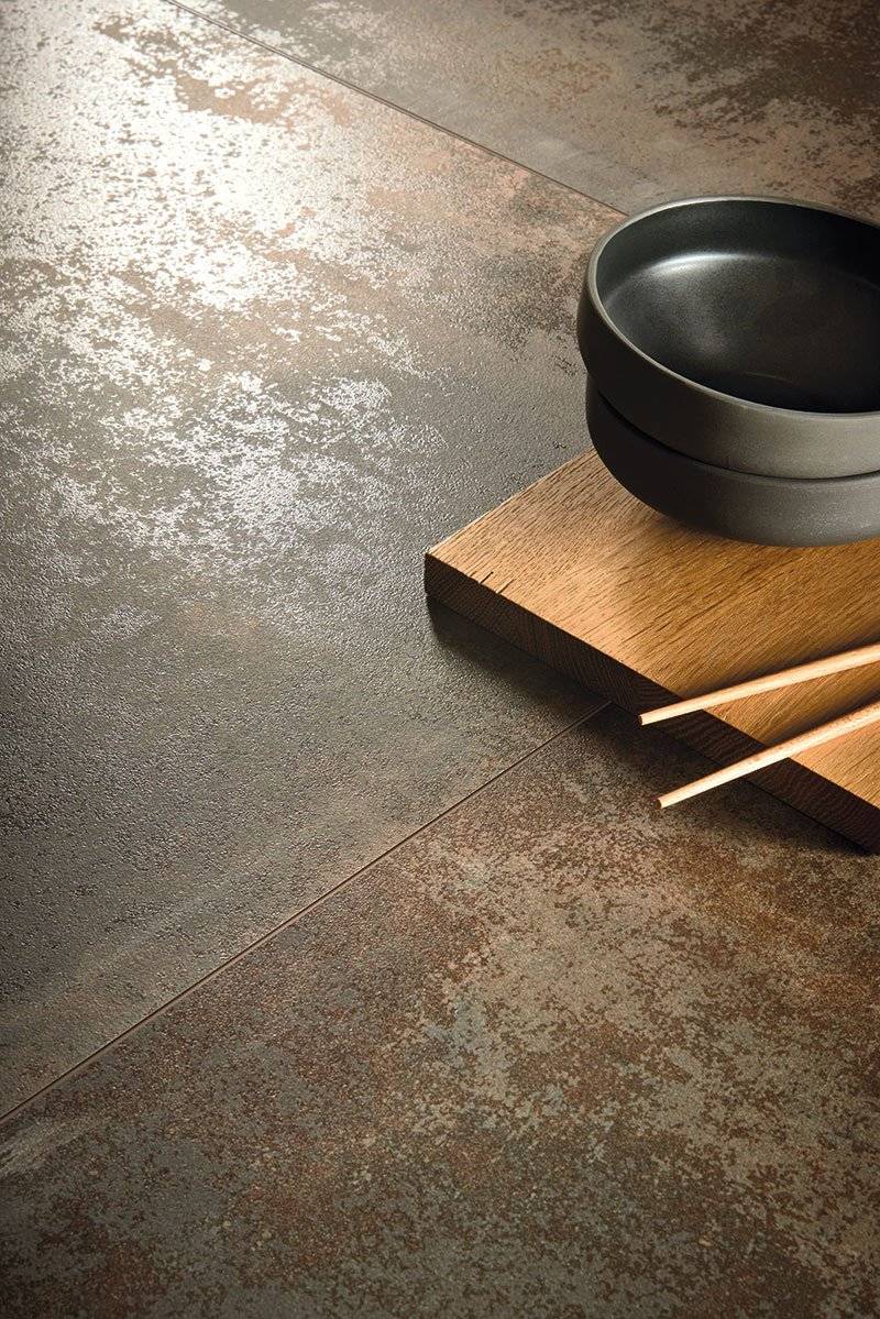 Carrelage métallisé pour habillage de mur et sol moderne sur Toulon et le Var