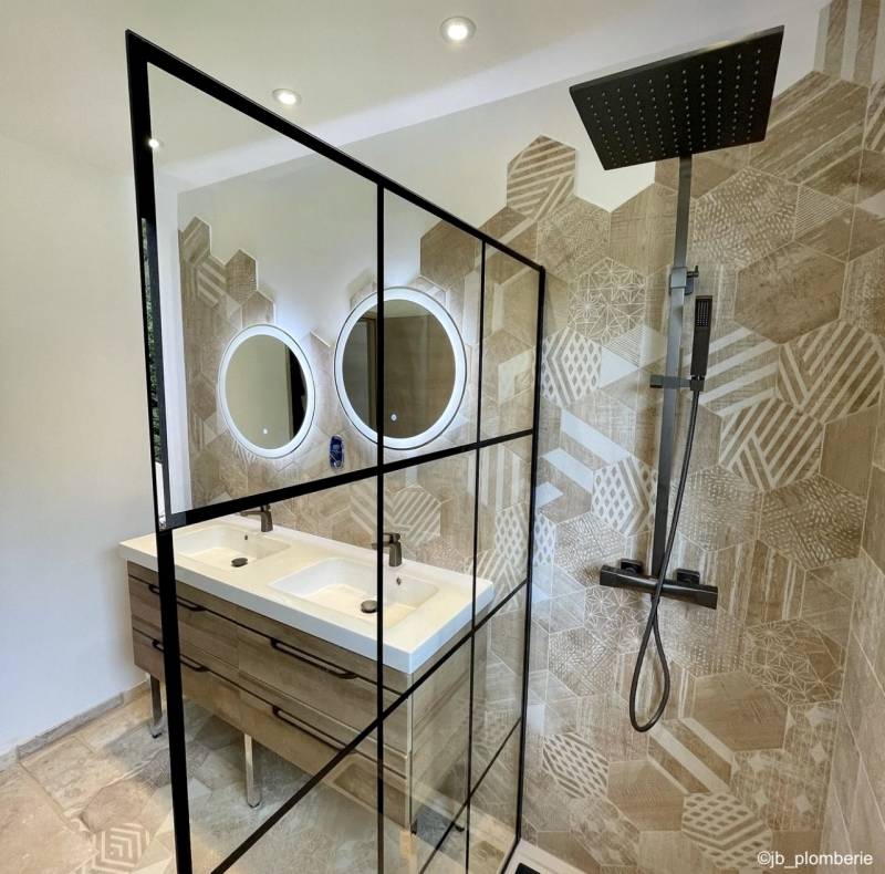 Rénovation de salle de bain moderne avec meuble double vasque à Toulon Var
