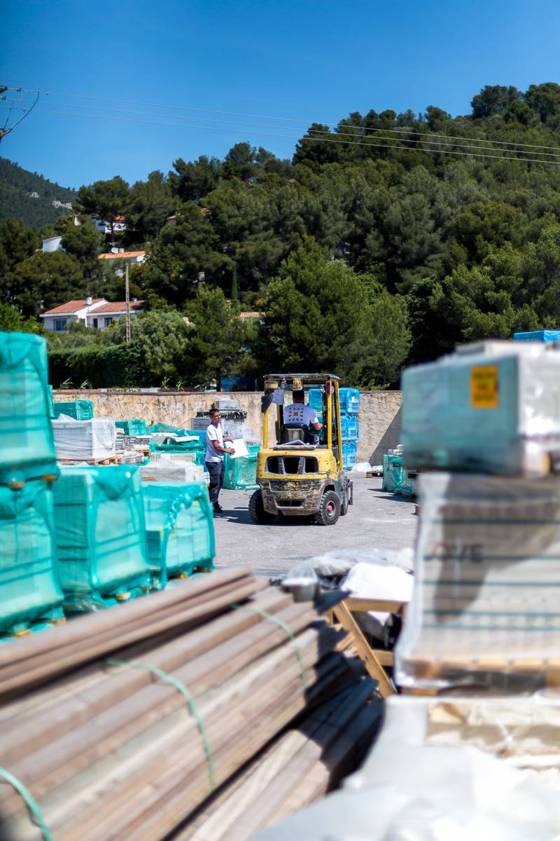 Zoom sur l’équipe côté cour du showroom Expérience Carrelage à La Garde - Portrait de nos caristes virtuoses en action