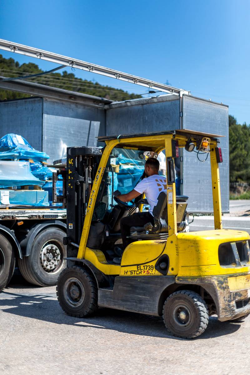 Zoom sur l’équipe côté cour du showroom Expérience Carrelage à La Garde - Portrait de nos caristes virtuoses en action