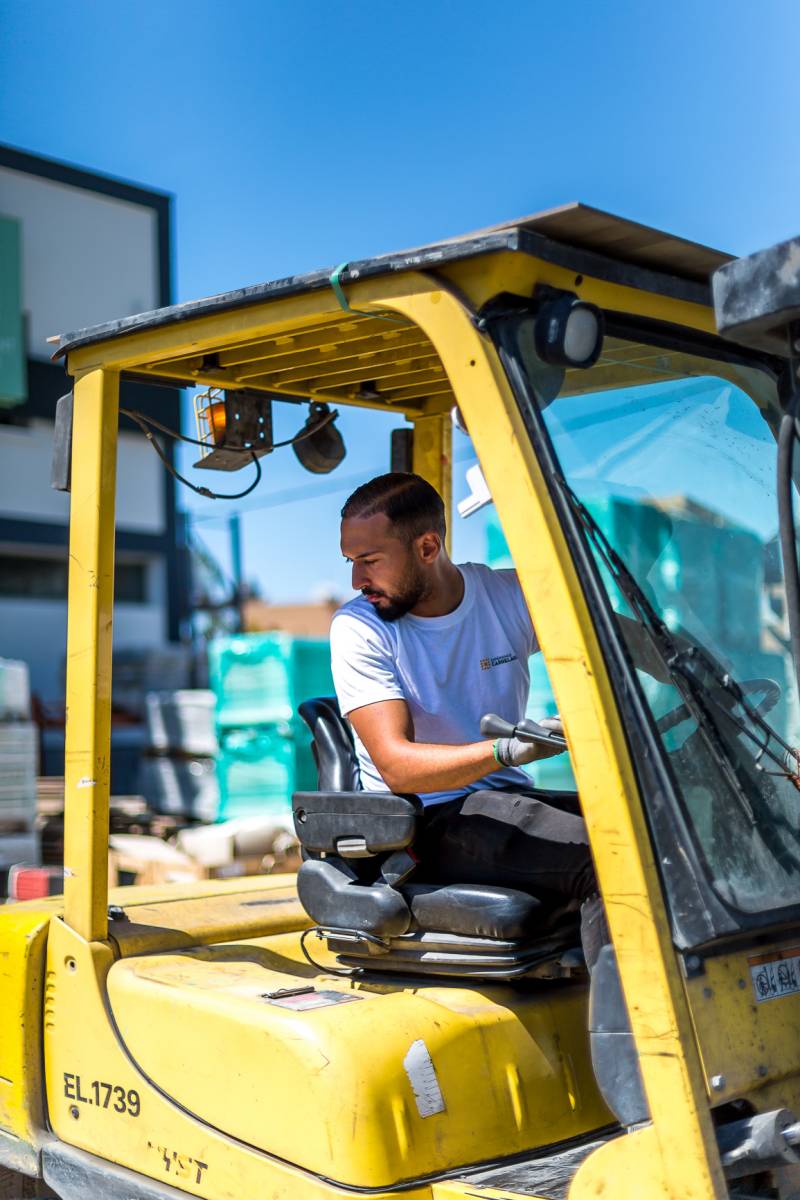 Zoom sur l’équipe côté cour du showroom Expérience Carrelage à La Garde - Portrait de nos caristes virtuoses en action