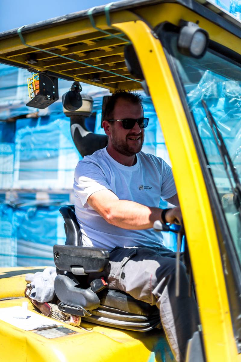 Zoom sur l’équipe côté cour du showroom Expérience Carrelage à La Garde - Portrait de nos caristes virtuoses en action