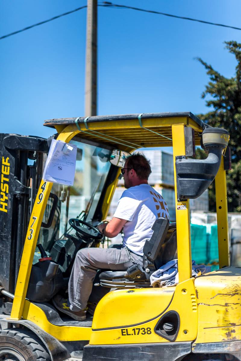 Zoom sur l’équipe côté cour du showroom Expérience Carrelage à La Garde - Portrait de nos caristes virtuoses en action