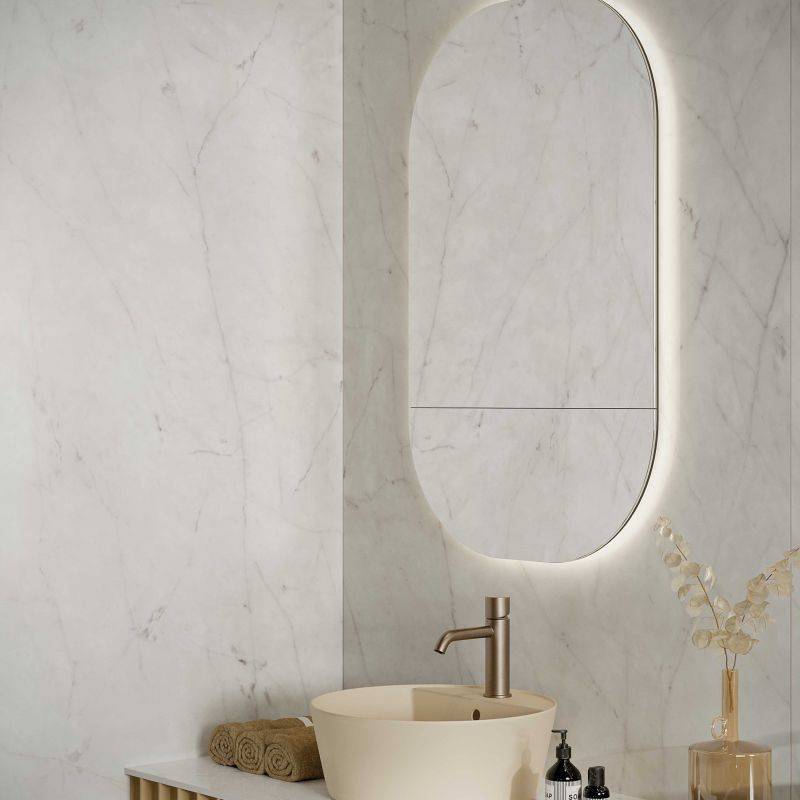 Carrelage imitation marbre de couleur noir blanc gris ou doré pour une salle de bain chic à La Garde près de Toulon