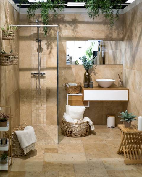Idée de salle de bain moderne tout en travertin à Toulon en région PACA